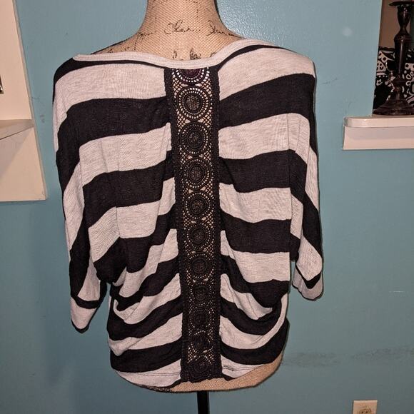 Gray and black top Embroidered back detail - Picture 2 of 6